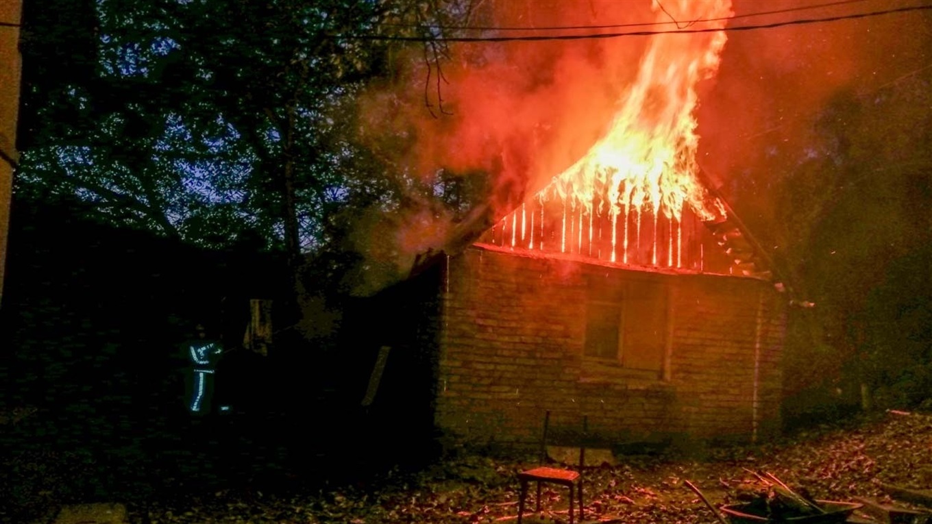 У місті Ржищів по вулиці Освіти вогонь пошкодив будинок
