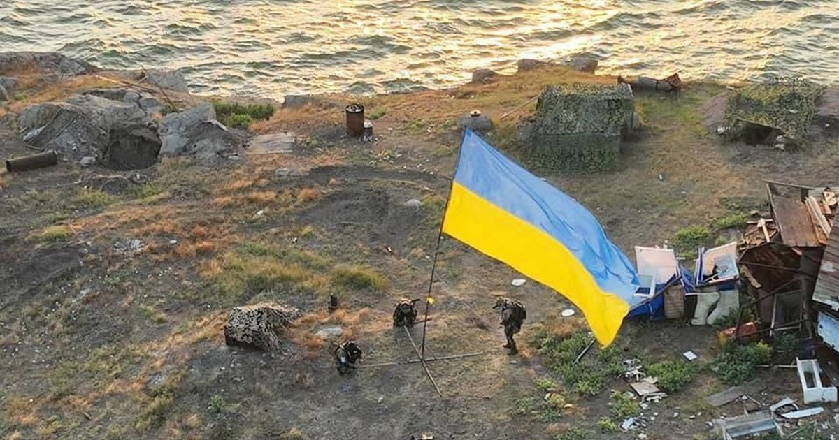 На острове Змеиный установили флаг Украины (видео)