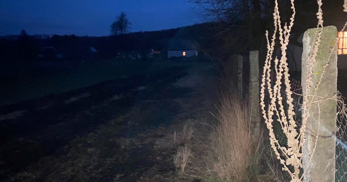 Під час спалювання сухої трави у Балаклеї горів сарай та дерев’яний туалет