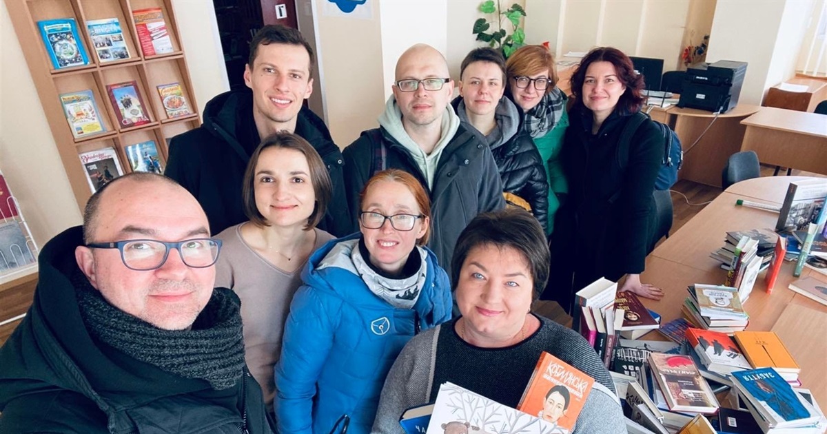 До Нікополя завітала команда Українського ПЕН і привезла місцевим бібліотекам українських книжок