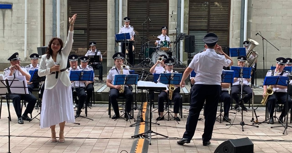 Жителів Переяславської громади напередодні Дня Конституції привітав оркестр Нацполіції