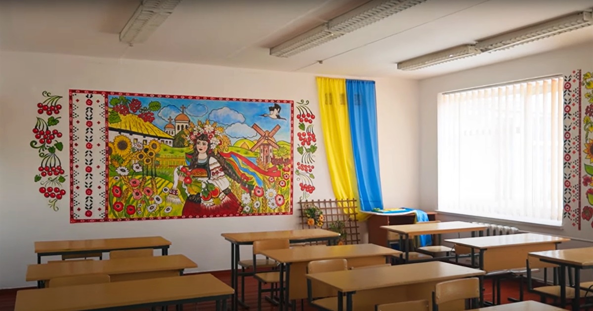 На Сарненщині художниця-переселенка розмальовує класні кімнати ліцею