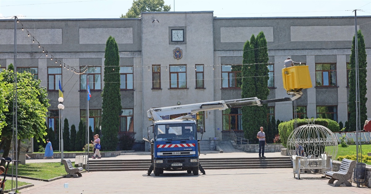 Жмеринка чепуриться до 30-річчя Конституції України та готується до загальноміського випускного балу