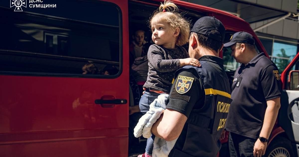 Рятувальники допомагають проводити евакуацію жителів Білопільської громади. ВІДЕО