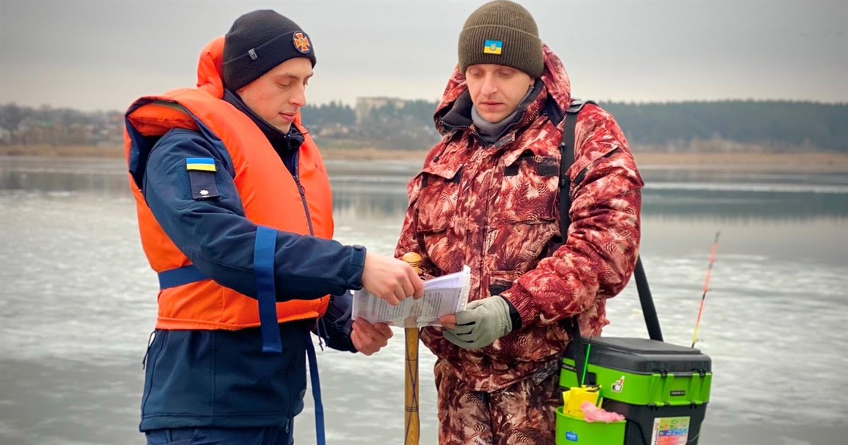 Рятувальники в Смілі на річці розповідали рибалкам правила безпечної поведінки на льоду
