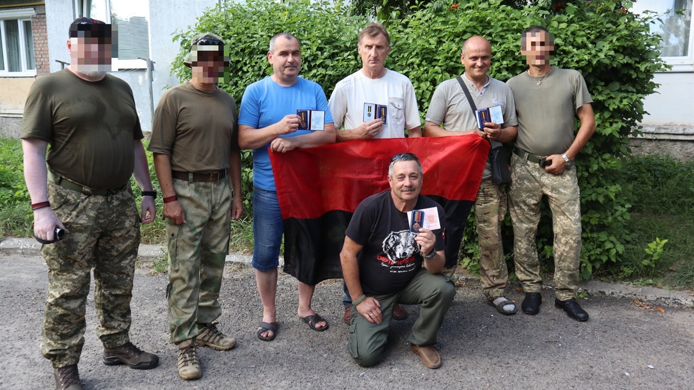 Нагороди червоноградським волонтерам і ветерану АТО привезли побратими з буремного Сходу України
