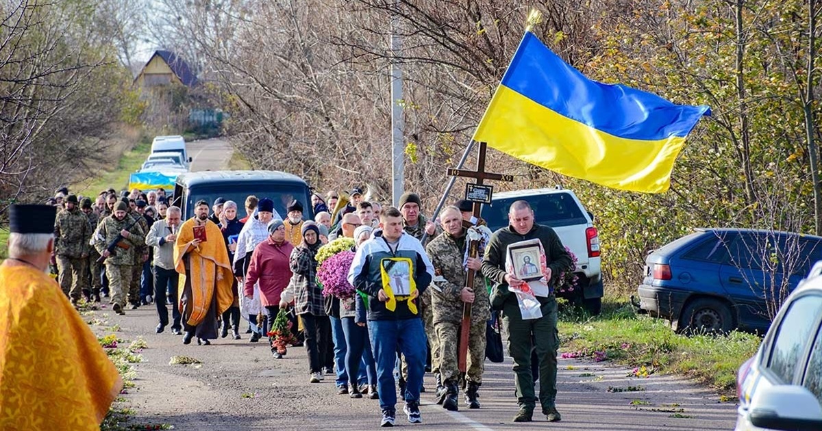 Уздовж дороги квіти і на колінах земляки: в Сущанах провели в останню путь воїна Євгена Глушка