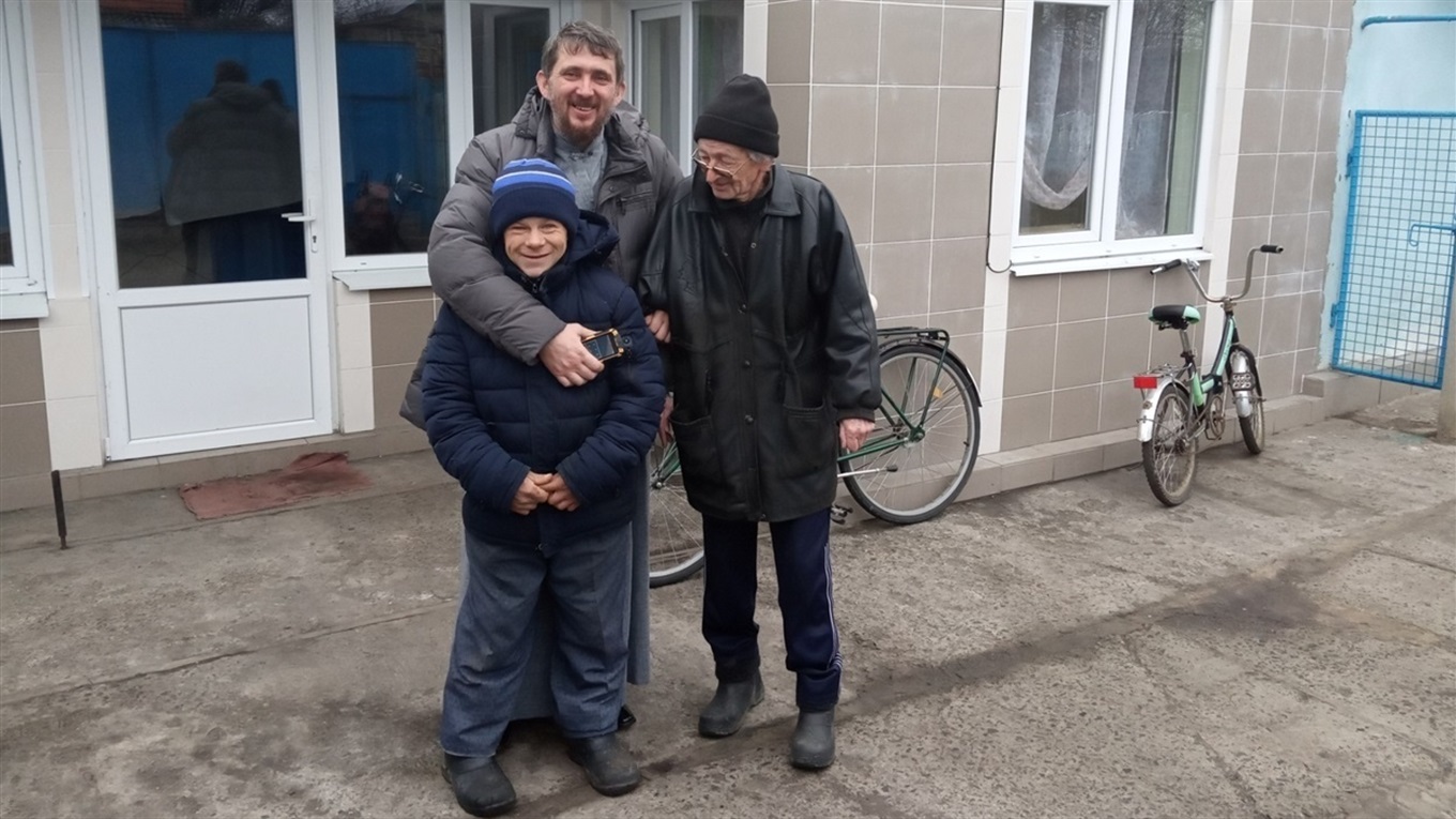 В прифронтовой Катериновке есть дом престарелых при церкви. Как там спасают от одинокой старости