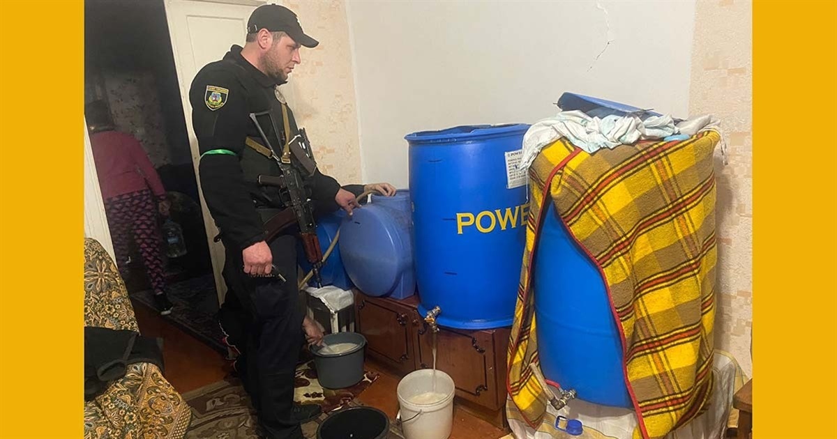 Кагарлицькі поліцейські ліквідували «точку» ржищівських самогонників (відео)