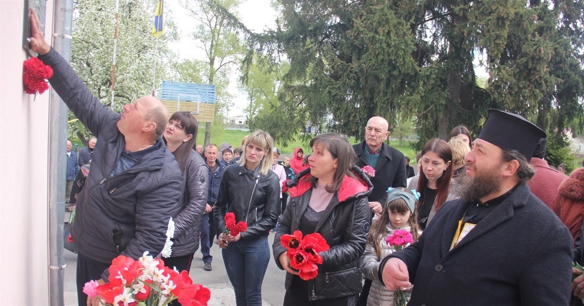 Найкращим пам’ятником буде перемога: у Хомутинцях відкрили пам’ятну дошку на честь загиблого воїна