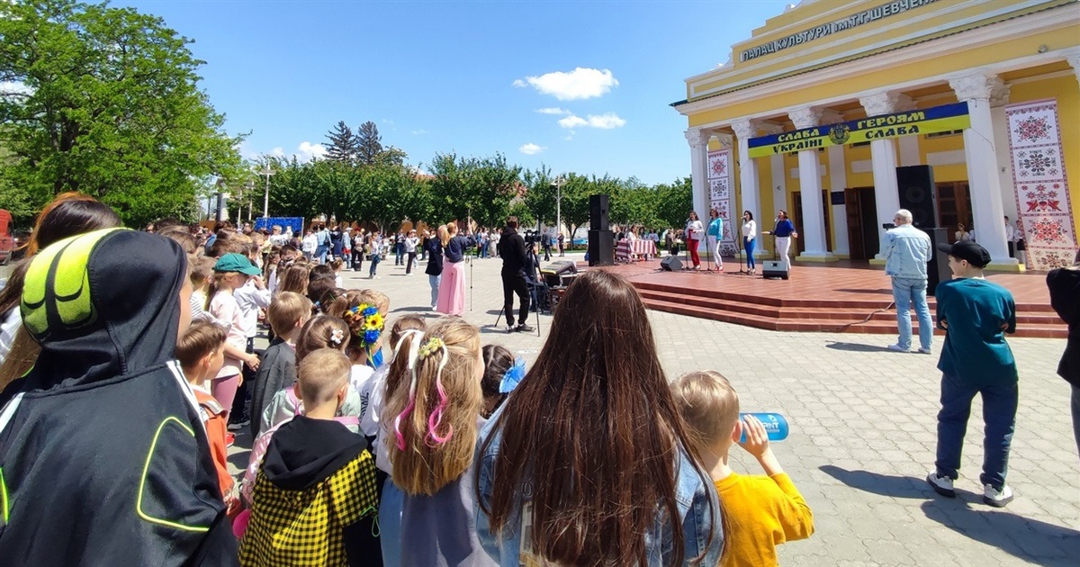 В Измаиле прошла благотворительная ярмарка-концерт: в День вышиванки собирали донаты на ВСУ (видео)