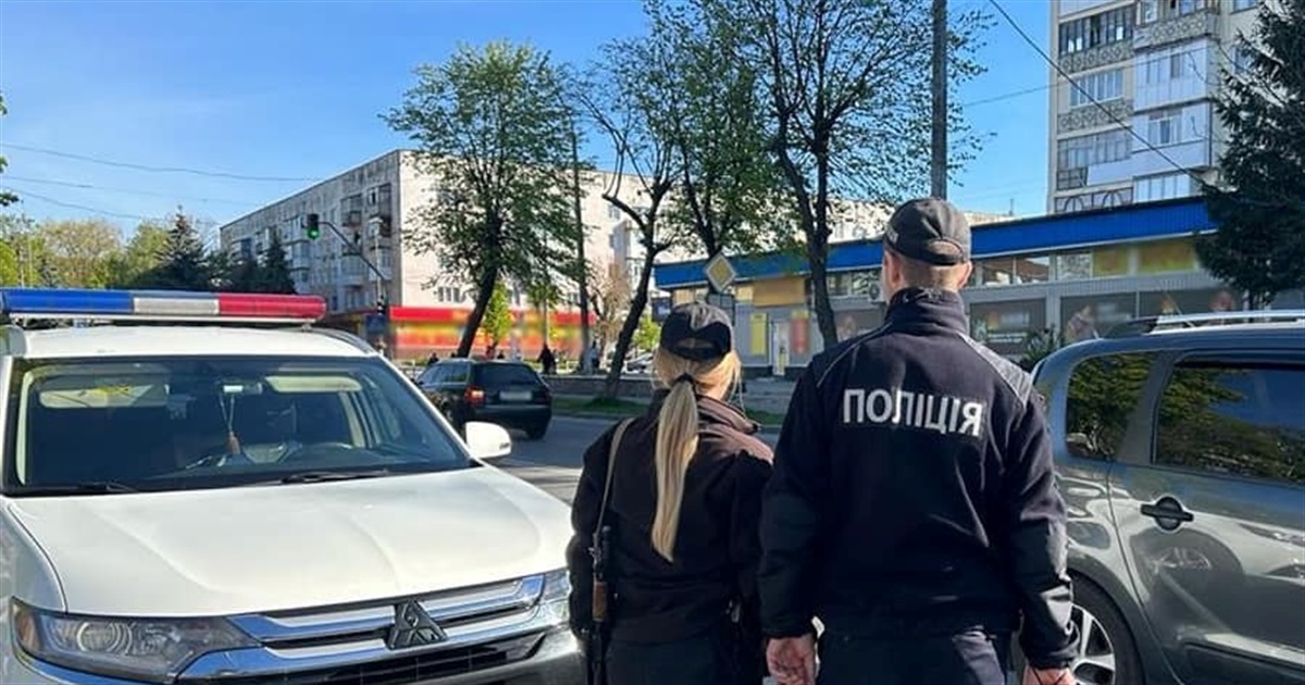 На Звягельщині поліцейські на вулиці вилучили наркотичні речовини у двох перехожих