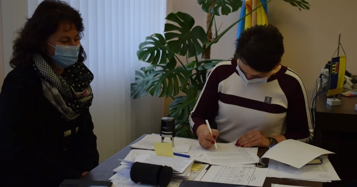Держава купила квартиру: у Рахові вручили ключі від помешкання місцевій жительці