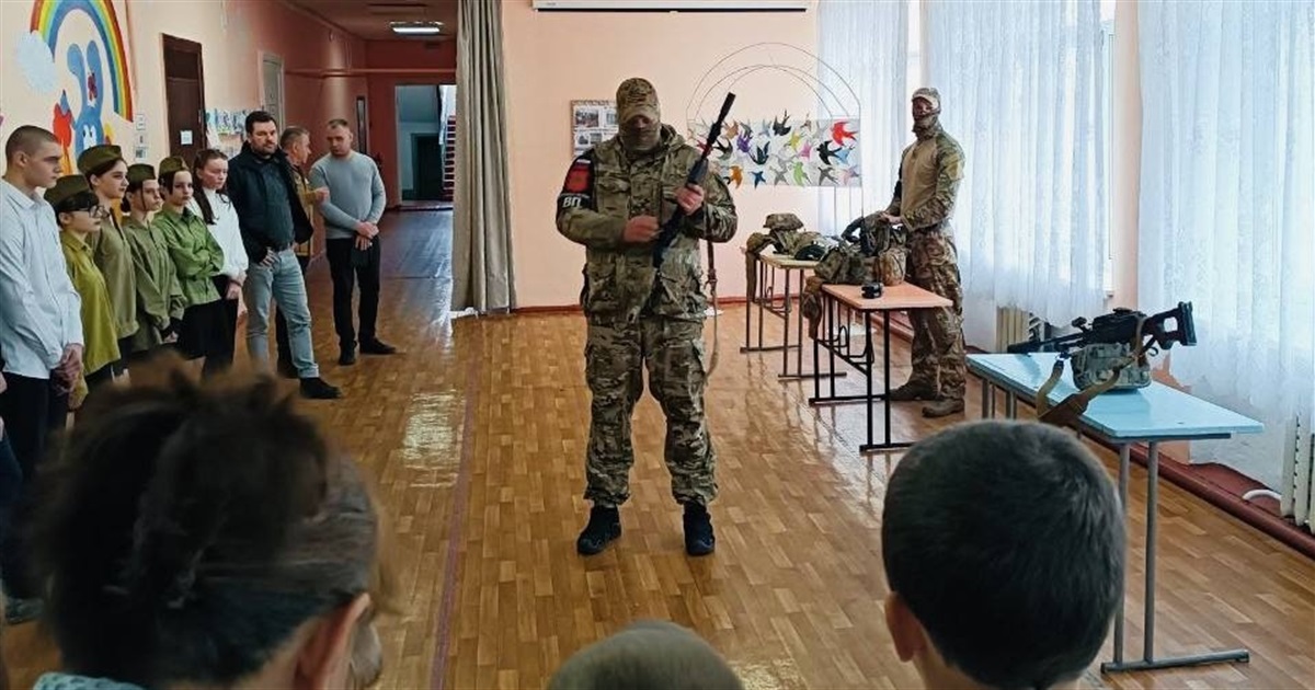 Ігри зі зброєю та військові злочинці в якості вчителів: як окупанти перевиховують дітей та ТОТ