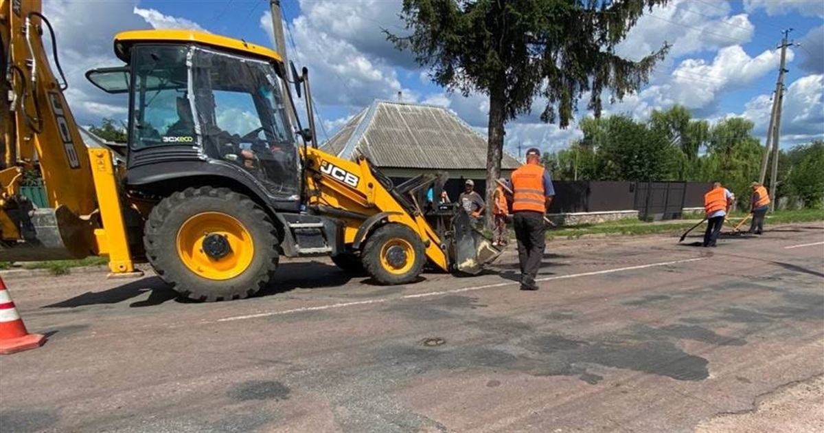 Поблизу села Орепи ліквідовують вибоїни на дорозі: водіїв закликають зважати на обмеження швидкості