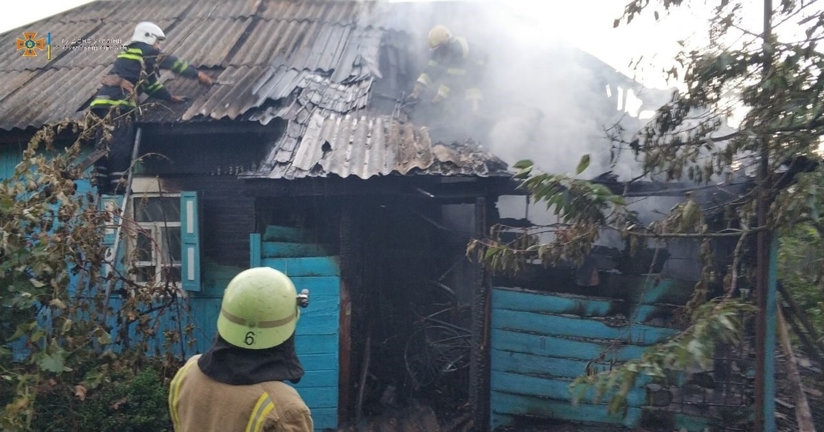 У Ворожбі горів будинок: вогнеборці врятували жінку