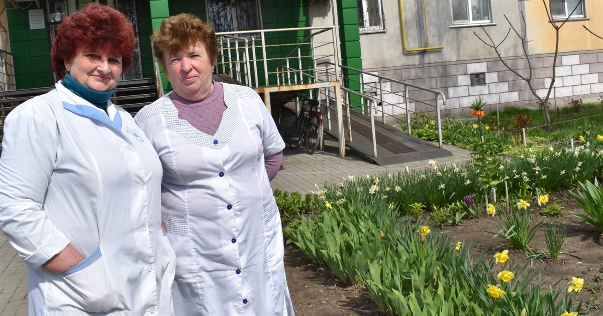 "Радію, як люди дякують": 65-річна переяславка Галина Глоба добровільно доглядає громадську клумбу
