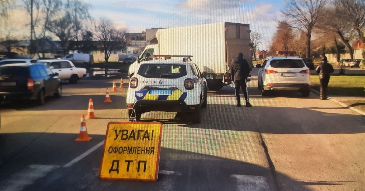 Водій, здаючи назад, пошкодив припарковану машину у Переяславі: хроніка поліції