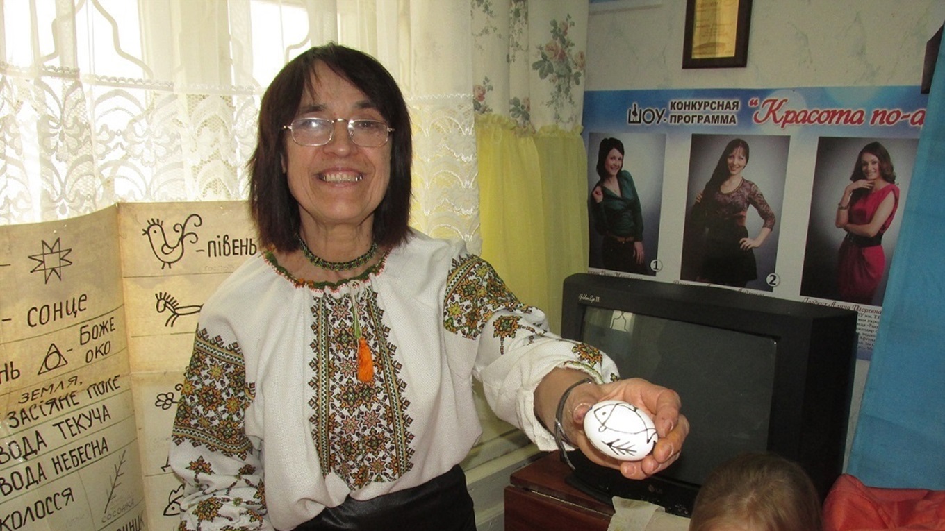 Зачем петухи и олени на пасхальных яйцах: Оксана Човпило провела мастер-класс для детей и воинов