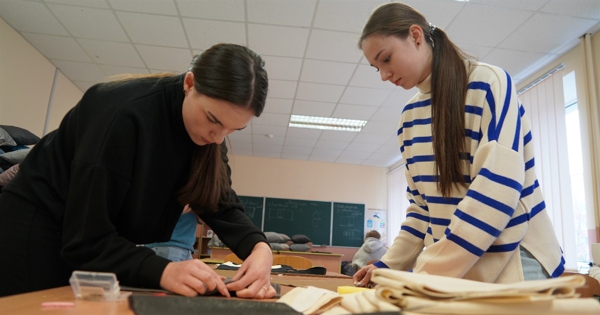 Естафета поколінь: пенсіонерки та ліцеїсти об'єдналися, щоб допомагати воїнам