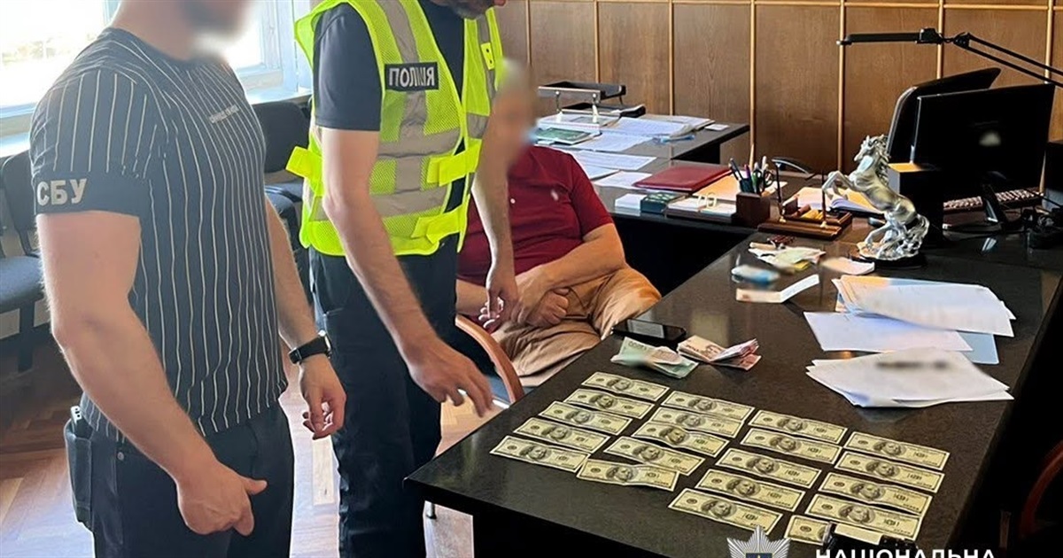 4000 доларів за фальшиві медичні документи військовому: підозра головному лікарю на Житомирщині
