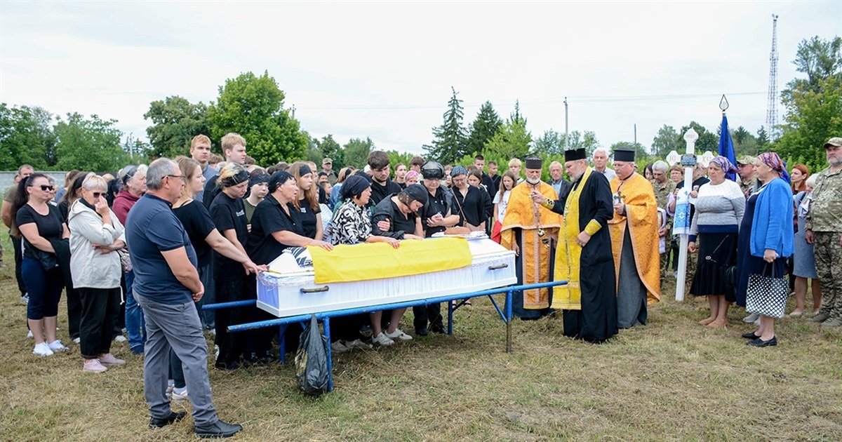 Небо плакало, а серця розривалися від болю - у Кагарлику попрощалися з воїном Володимиром Березнюком