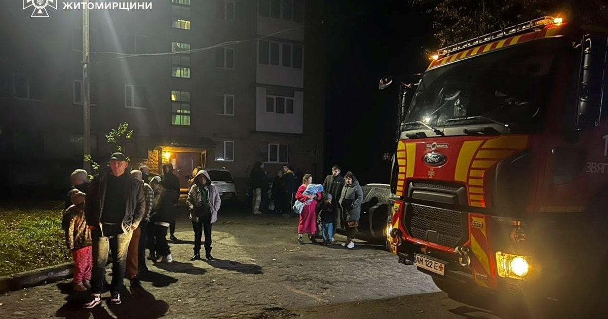 Пожежа в багатоповерхівці Звягеля: рятувальники евакуювали мешканців через задимлення