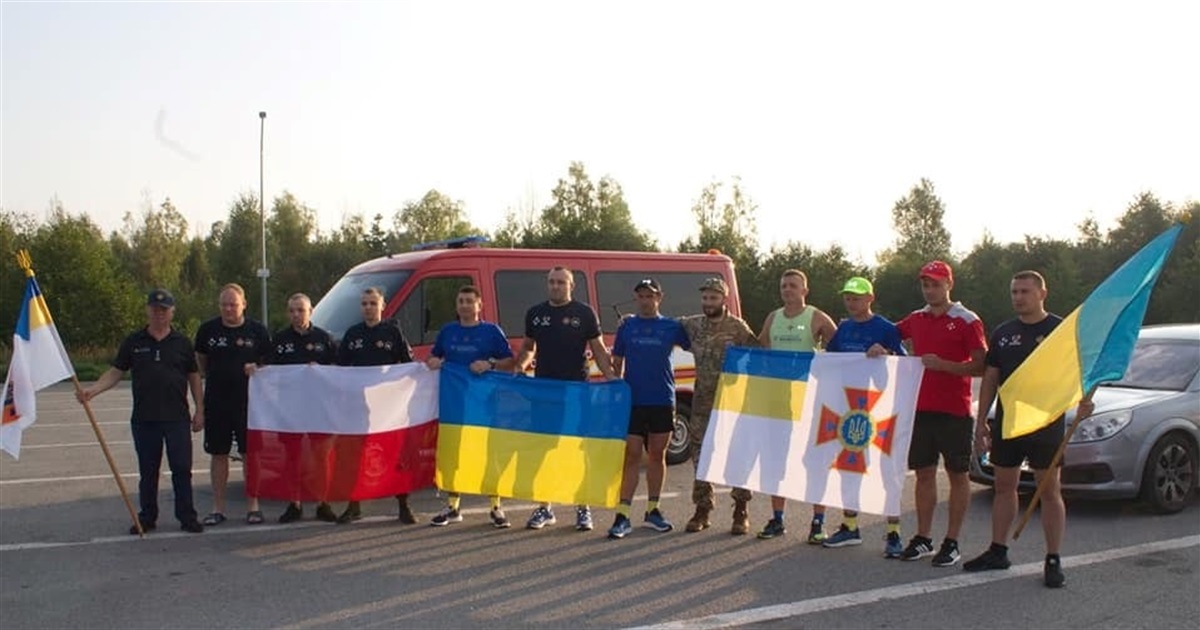 Рятувальник, який біжить "Ультрамарафон вдячності" полякам, прямує Новоград-Волинським районом