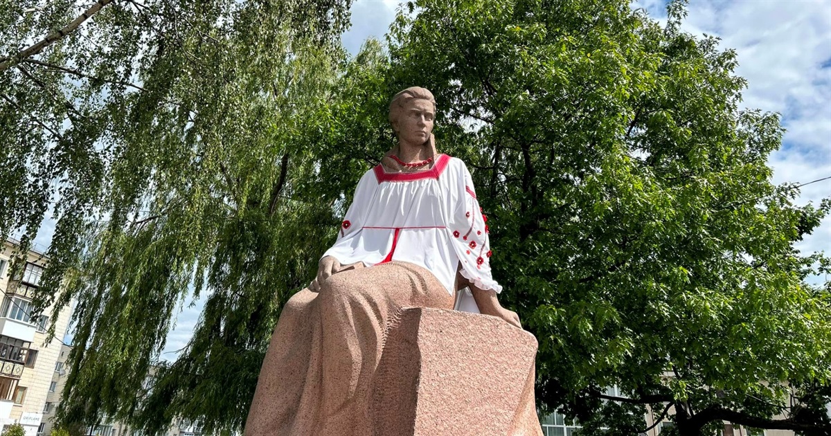 У Звягелі до Дня вишиванки Лесю Українку вбрали у вишиту сорочку