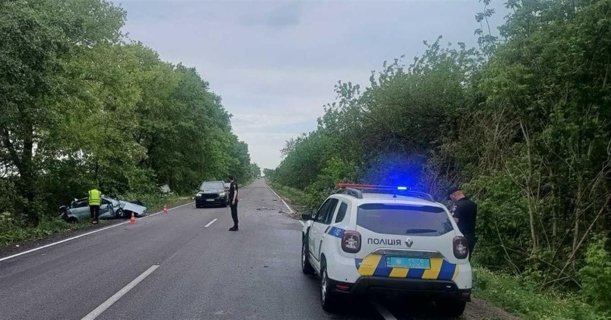 Потрощені авто та загиблий пасажир: на Первомайщині зіткнулися легковик і дві вантажівки