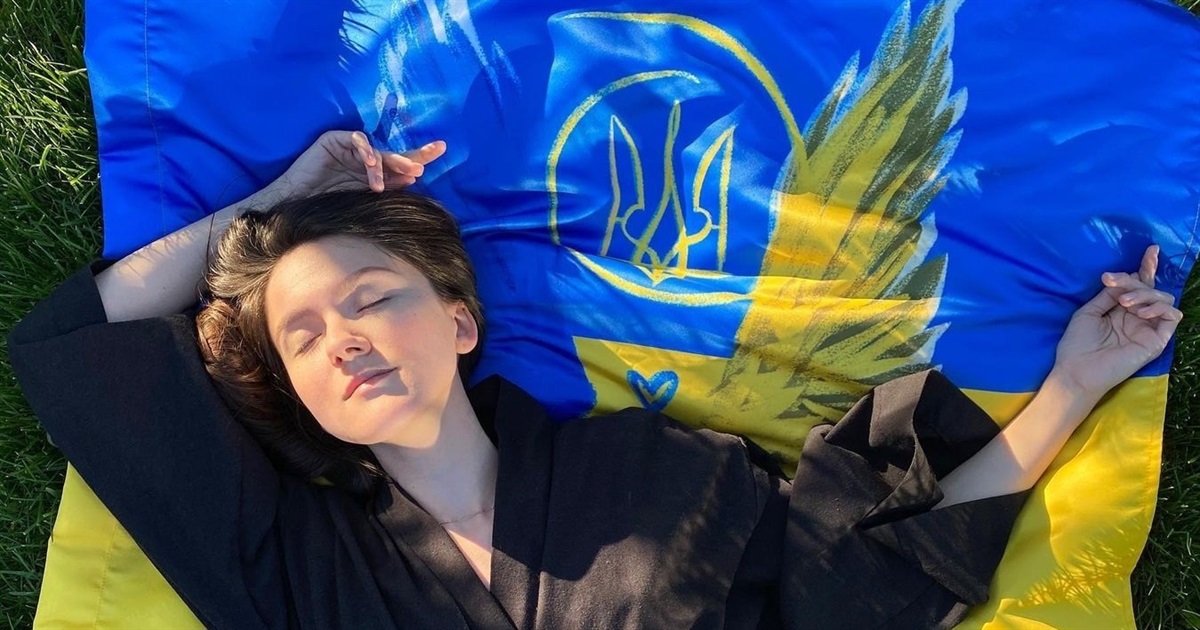 Художниця Марія Дьяконова пише картини-обереги. Вона мріє підняти стяг з "Крилами Волі" у Маріуполі