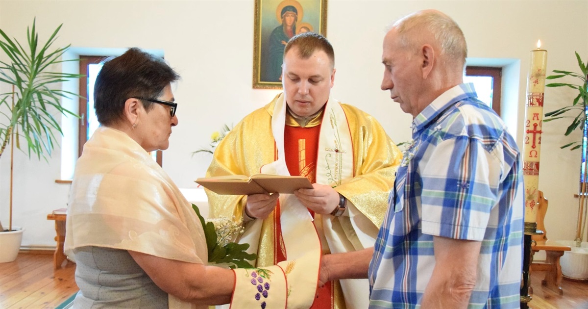 Після 35 років спільного життя. У Городку обвінчалася пара із Херсонщини