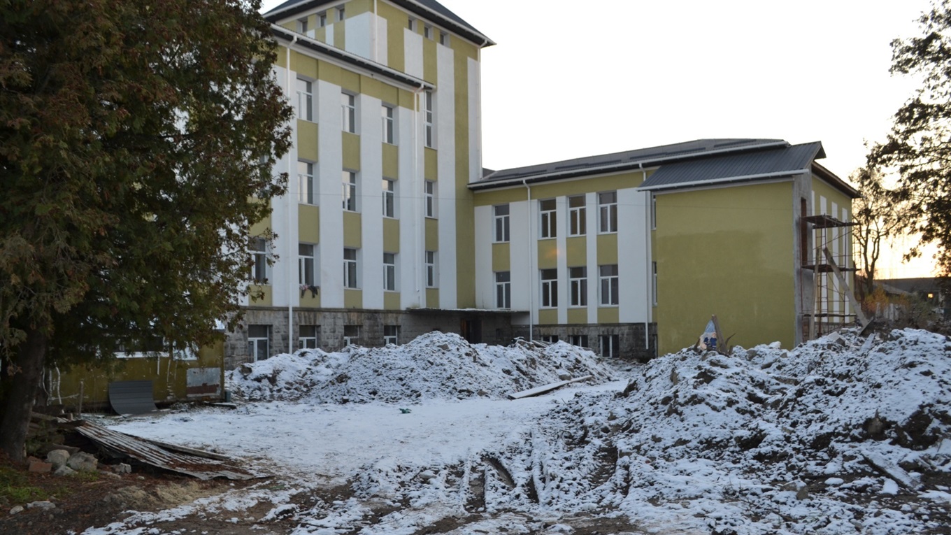 У Чорткові за європейськими технологіями відновлюють будівлі військової частини 