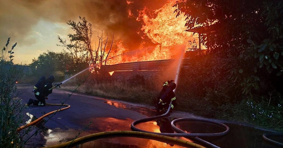 На Київщині внаслідок масованої атаки поранено двох людей і сталася масштабна пожежа на підприємстві