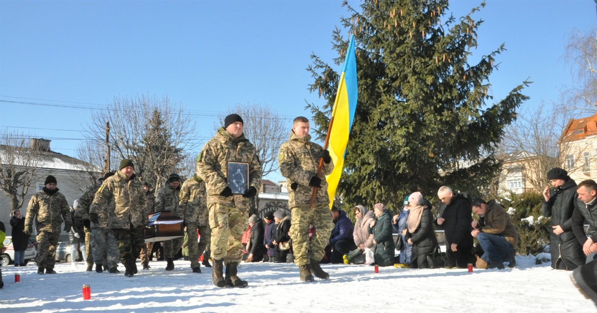 Чортківщина знову в жалобі: сьогодні містяни зустріли загиблого воїна-односельця Мяковського Віталія