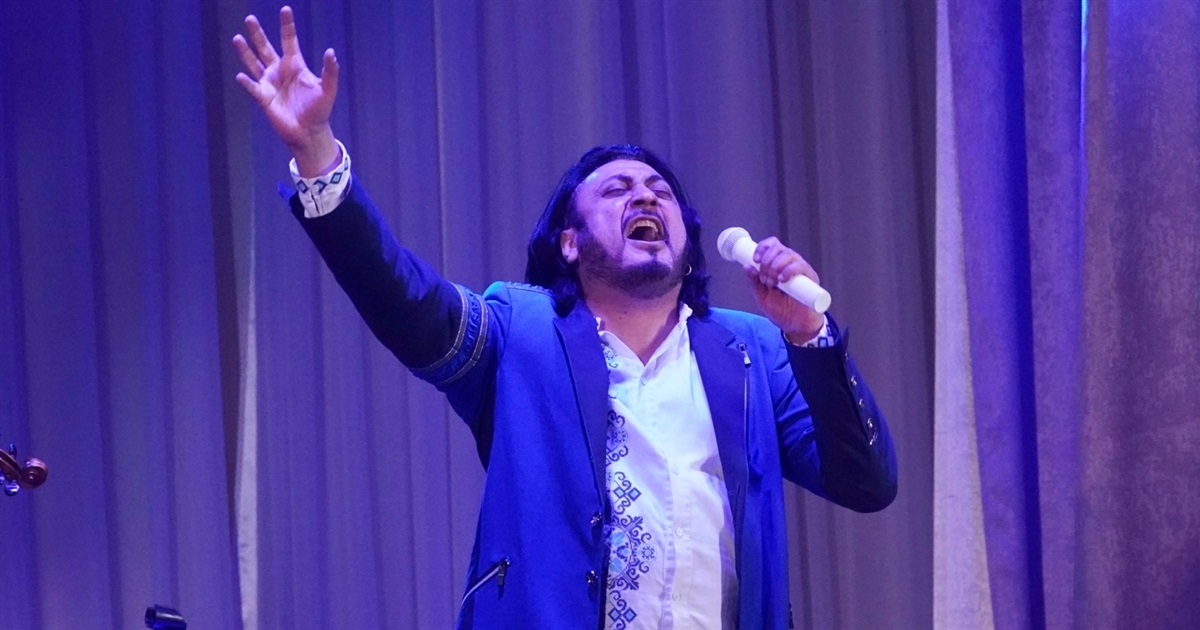 Петро Чорний у Переяславі заспівав відомий хіт "Рідна Україна переможе!" ВІДЕО