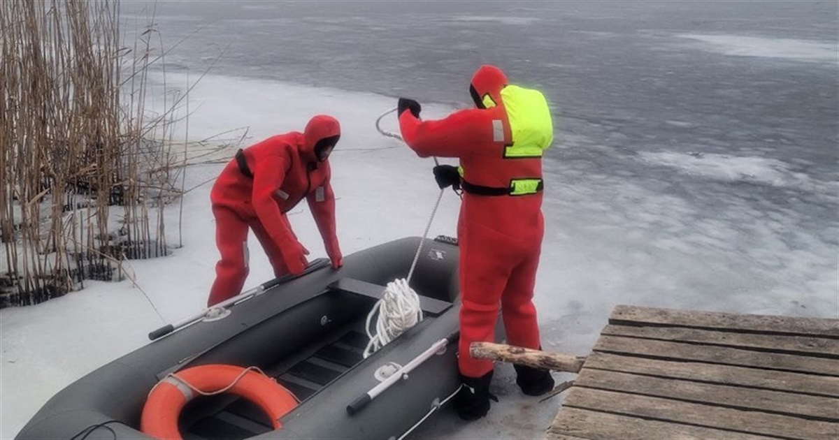 На одній із водойм Переяславщини відірвалася крига і рибалка опинився у пастці: чоловіка врятували
