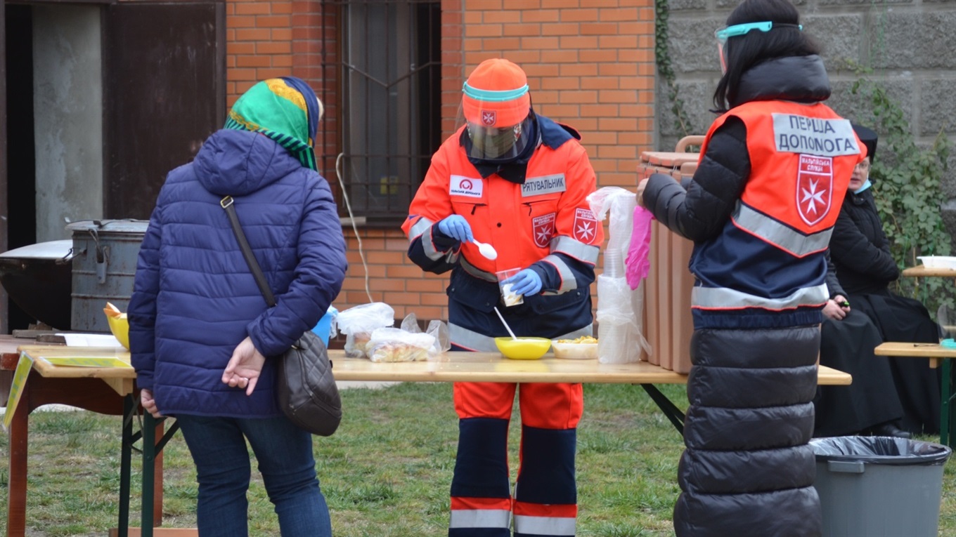 В Южноукраїнську біля Храму Всіх Святих Українського народу годували всіх бажаючих