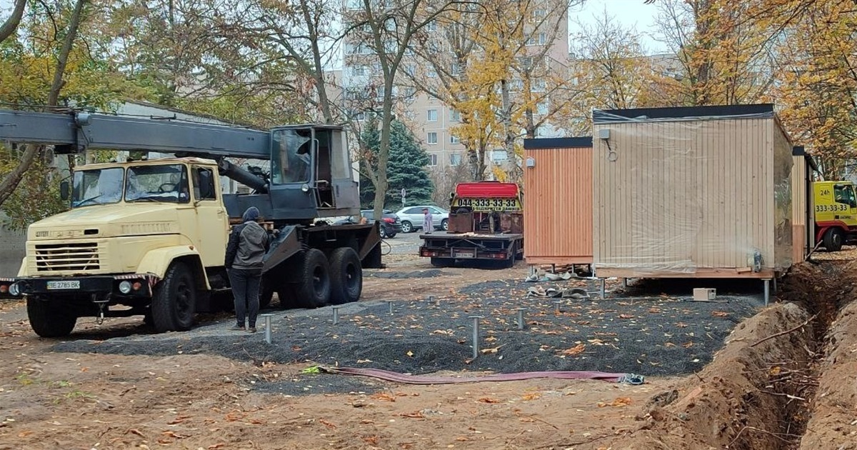 Модульне містечко для ВПО у Південноукраїнську: перші чотири будинки встановлено, роботи тривають