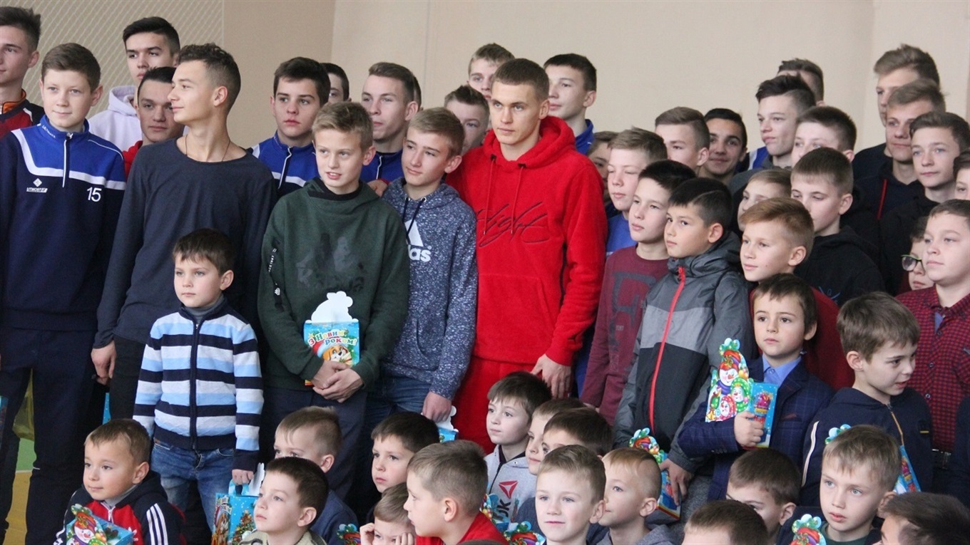 Віталій Буяльський привіз   новорічні подарунки юним спортсменам