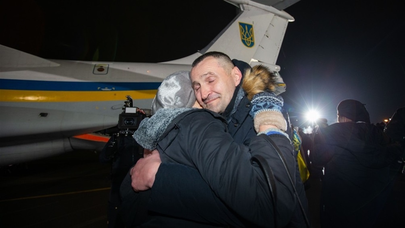 Когда экс-пленным боевиков выплатят обещанные правительством 100 тысяч? Объяснение чиновников