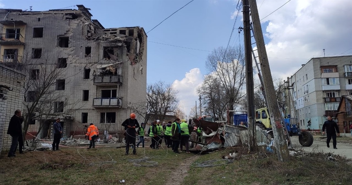 У Шостці КАБ поцілив у багатоповерхівку: деталі обстрілу житлового масиву