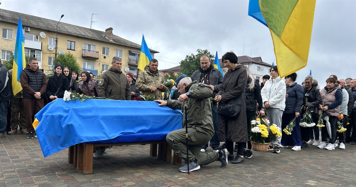 У Сарнах попрощалися зі старшим сержантом Володимиром Фесовцем