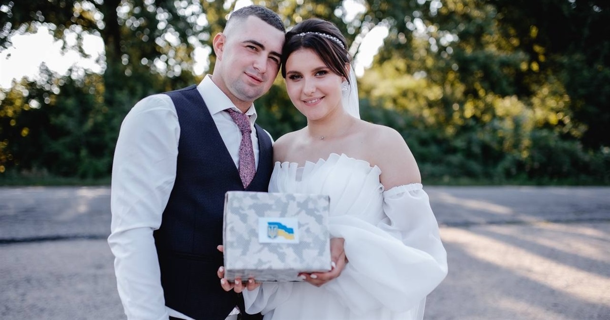 На Переяславщині молодята на своєму весіллі замість квітів зібрали допомогу військовим