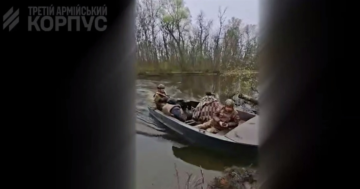 Росіяни полюють на дітей. Військові врятували 10 людей з Лиману — вивозили їх на БТР, човні і пішки