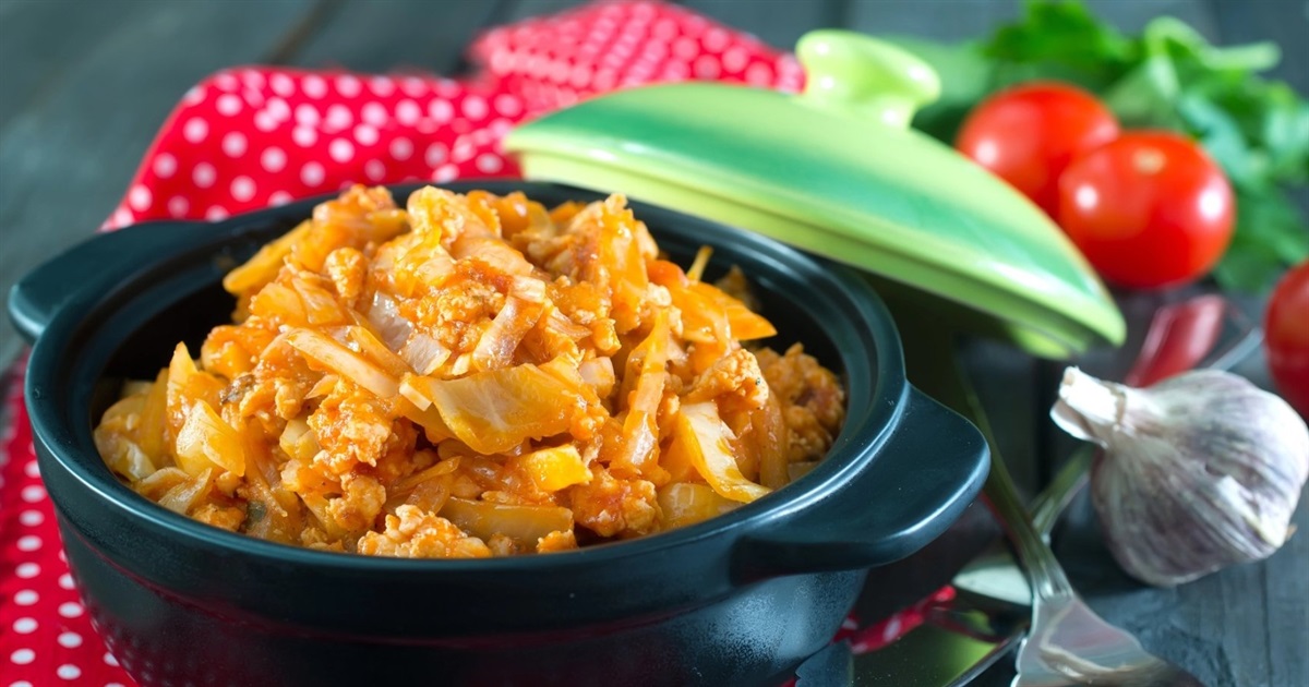 Рецепт дня: курка, тушкована з капустою та морквою