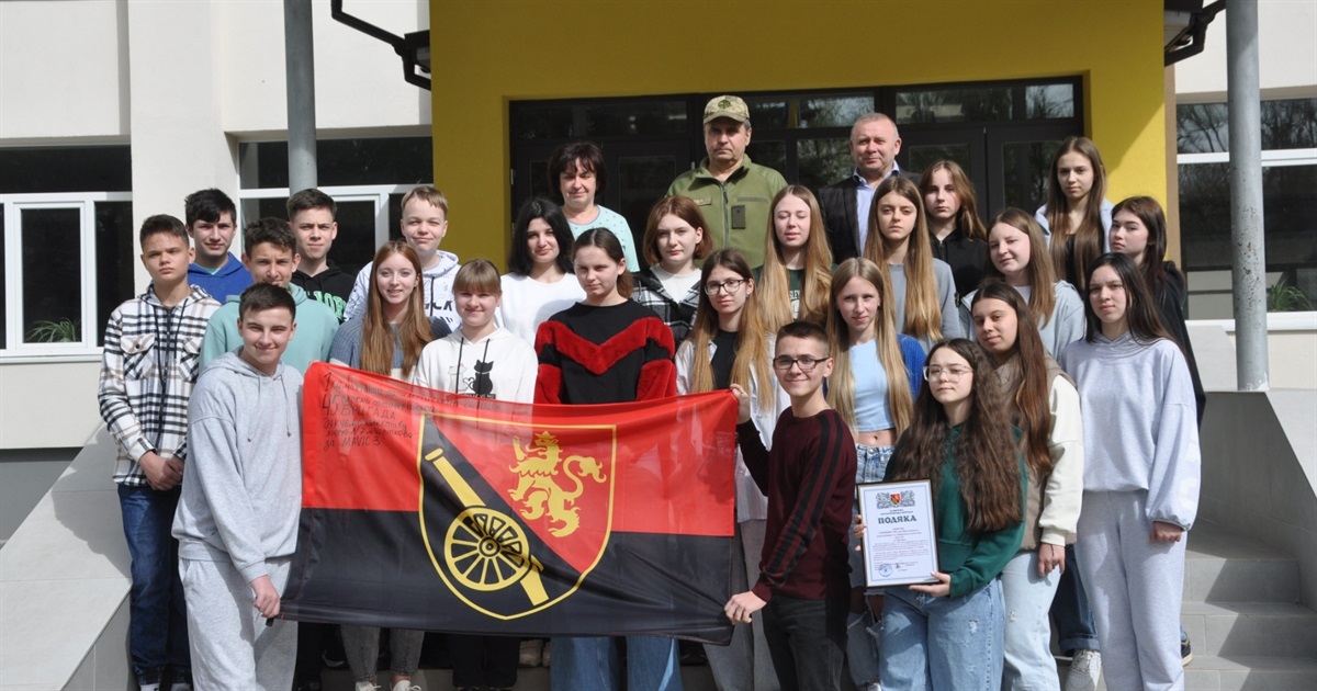 У знак подяки за MAVIC 3 військові передали Чортківському ліцею № 7 бойовий прапор бригади