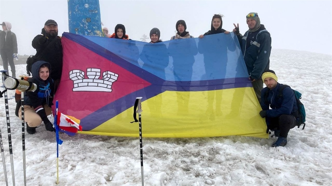 На найвищій вершині українських Карпат замайорів прапор Первомайська