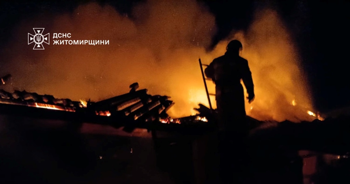 Пожежа на Звягельщині: вогнеборці врятували два житлові будинки поруч від поширення полум’я