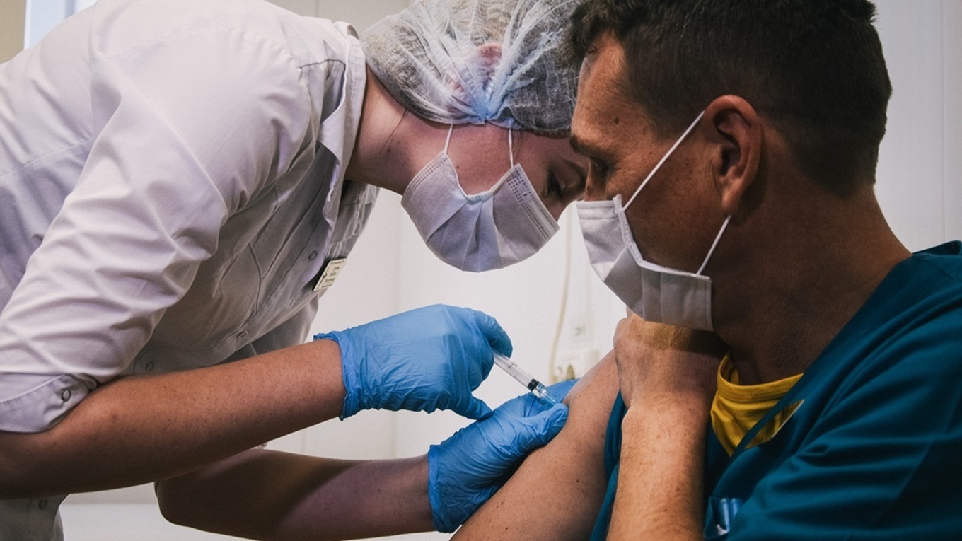 У світі вводять примусову вакцинацію, погрожують звільненнями й штрафами: що чекає на Україну?